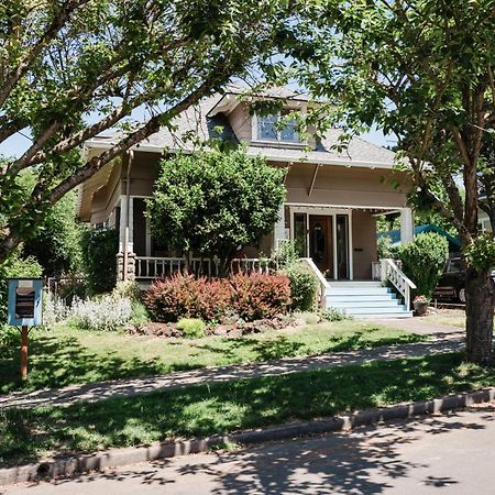 Southeast Portland Comfy & Eclectic Craftsman Home Eksteriør billede
